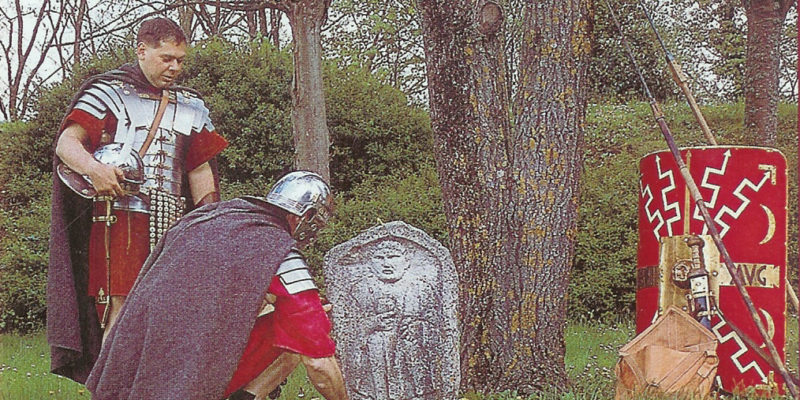 Paulus et Marcus devant les stèles