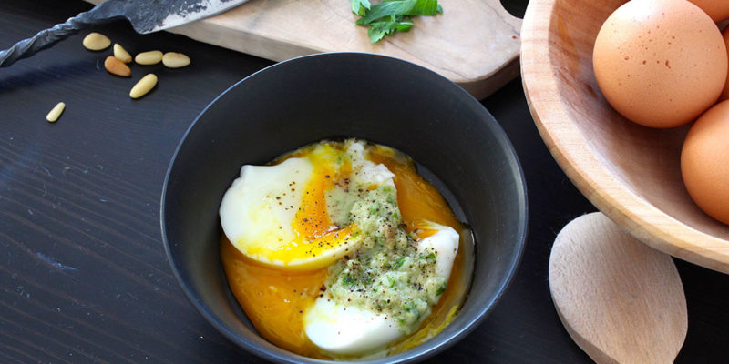 Œufs mollets sauce aux pignons
