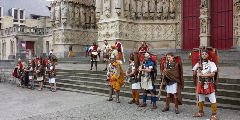 Au départ, devant la cathédrale d'Amiens