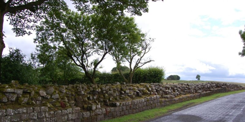Le mur et l'ancienne voie romaine maintenant recouverte de goudron.