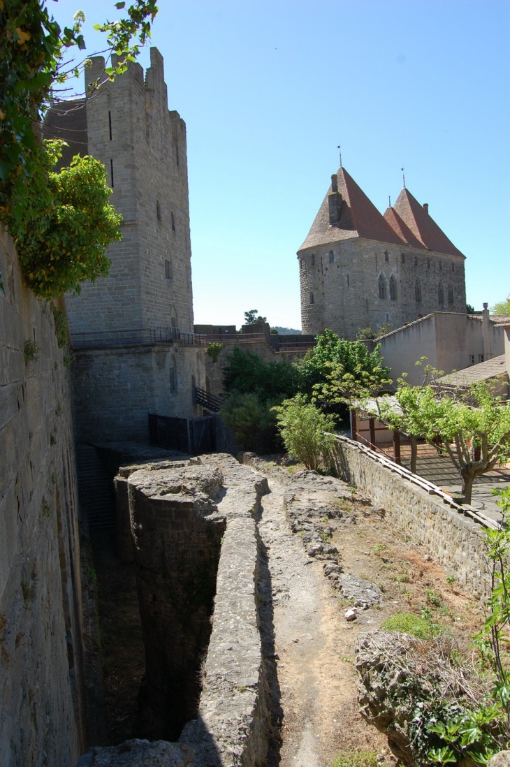 morceau du rempart romain servant de remblais au rempart médiéval.